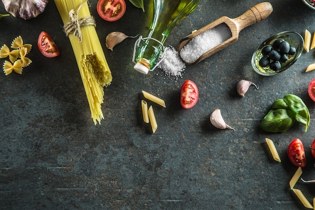 Haut de la vue des ingrédients de la cuisine italienne ou méditerranéenne