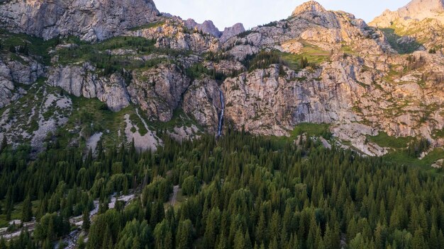 Photo une haute cascade dans une gorge de montagne