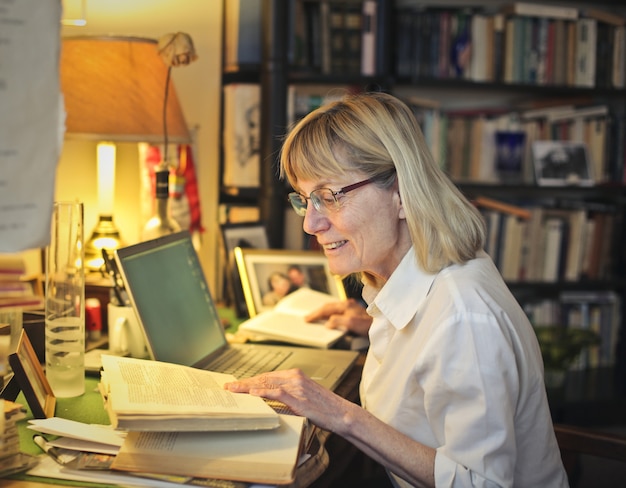 Haute femme travaillant à son bureau