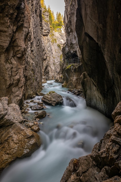 Une haute gorge aux eaux turquoises