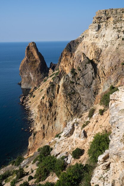 Haute mer rocheuse en Crimée