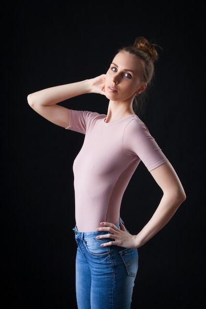 Haute mode portrait de jeune femme élégante en beige top et jeans