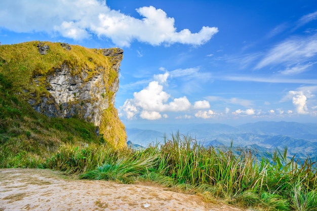 haute montagne dans la nature très belle et célèbre en Thaïlande.