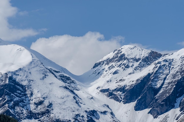 Haute montagne avec neige et nuages