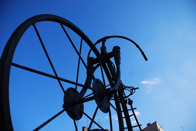 Haute roue sur le ciel bleu, vélo de fer