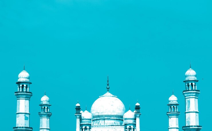 Photo haute section de la mosquée contre un ciel bleu clair