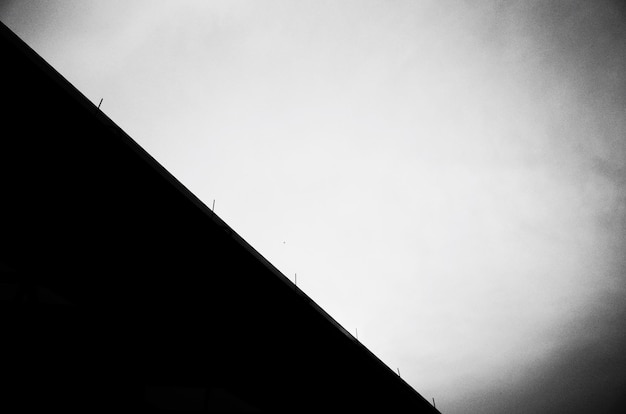 Photo haute section de pente de silhouette contre un ciel dégagé