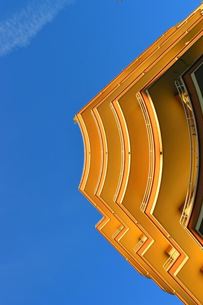 Haute section de la structure construite contre un ciel bleu clair