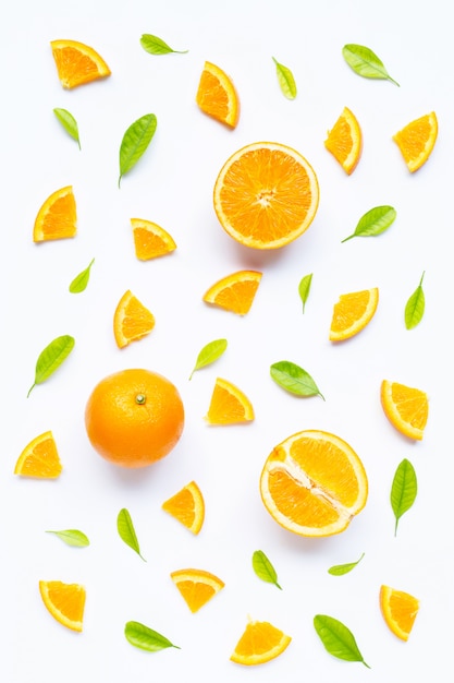 Haute teneur en vitamine C, juteuse et sucrée. Fruits orange frais avec des feuilles vertes