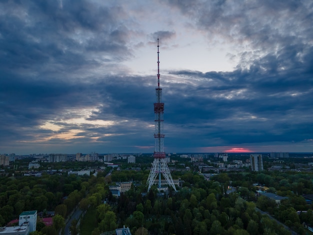 Haute tour de télévision en métal dans la ville