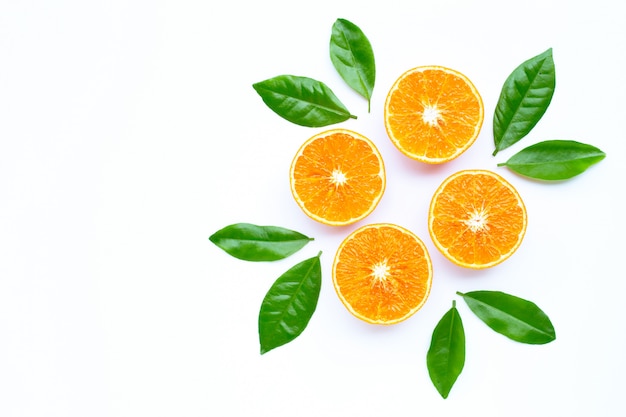 Haute vitamine C, fruit orange juteux avec des feuilles sur fond blanc.