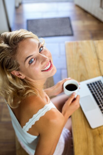 Haute vue angle, de, femme heureuse, tenant tasse à café