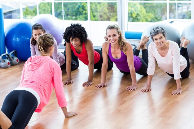 Haute vue angle, de, femmes, exercer, sur, plancher