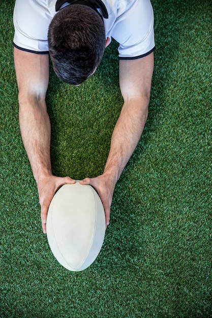 Haute vue angle, de, homme, tenue, rugby, balle, à, deux, mains