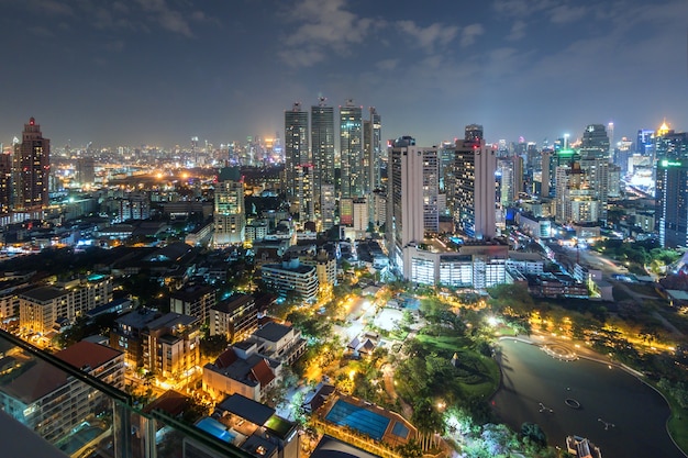 Haute vue de Bangkok à la nuit