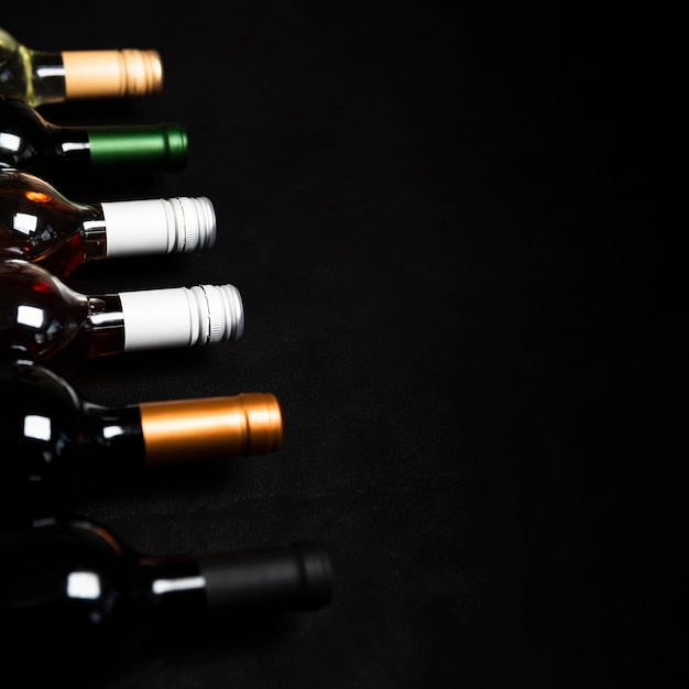 Photo haute vue bouteilles de vin avec fond noir