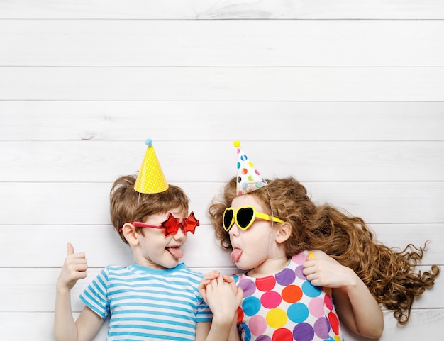 Haute vue de dessus avec des enfants heureux sur la fête de carnaval.