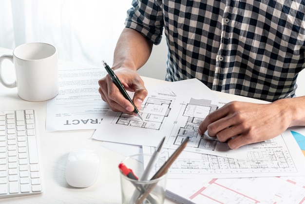 Photo haute vue personne créant un plan d'une maison