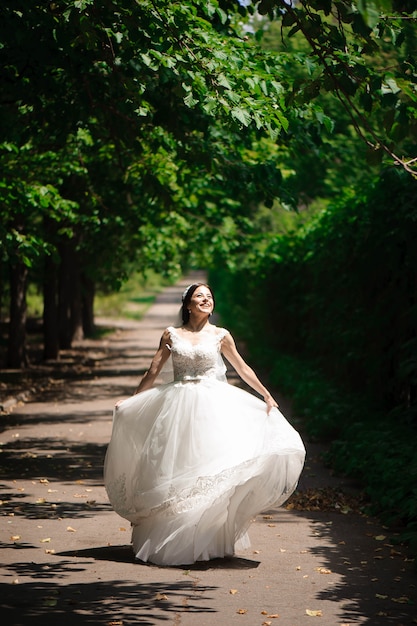 Haute vue portrait de la belle mariée heureuse