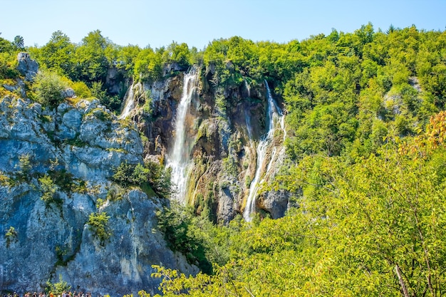 Hautes chutes d'eau au sommet du parc naturel de Plitvice en Croatie