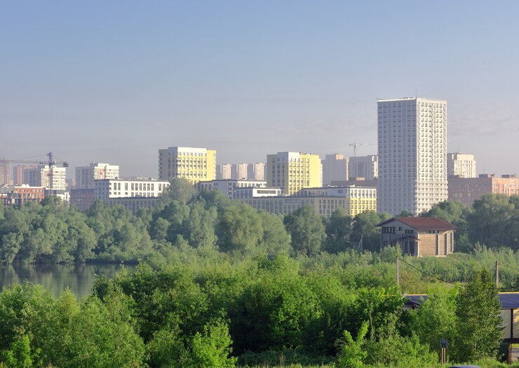 De hautes maisons parmi les arbres verts de nouveaux bâtiments à plusieurs étages dans le quartier résidentiel de la côte européenne