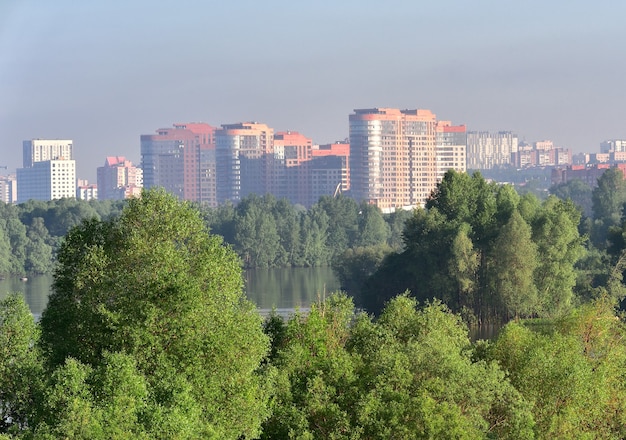 De hautes maisons parmi les arbres verts de nouveaux bâtiments à plusieurs étages dans le quartier résidentiel de la côte européenne