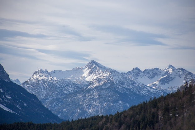 Hautes montagnes alpines avec de la neige en Allemagne et beau ciel bleu