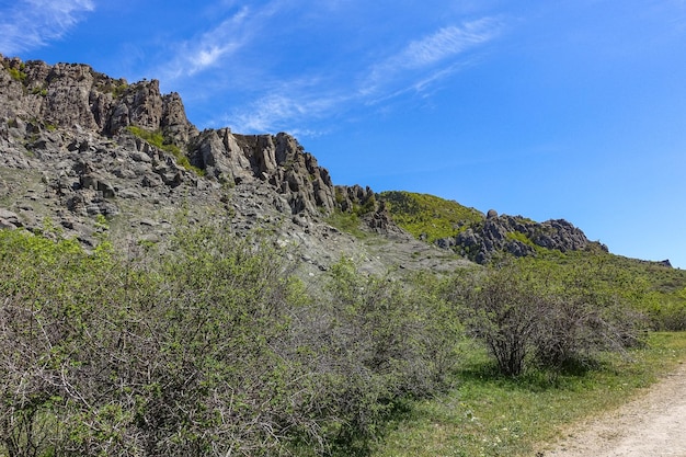 Hautes montagnes calcaires anciennes dans la brume aérienne La Vallée des Fantômes Demerji Mai 2021 Crimée Russie