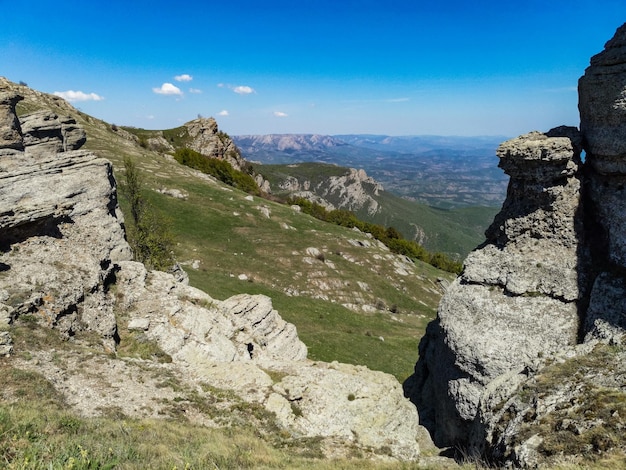 De hautes montagnes calcaires antiques de forme arrondie dans la brume de l'air La vallée des fantômes Demerji Crimée