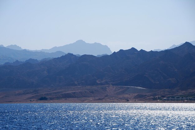 Hautes montagnes dans le désert à la plage et à la mer