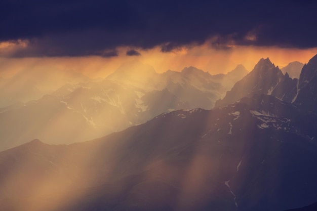 Hautes montagnes du Caucase. Svaneti.Géorgie. Mur de Bezengi.