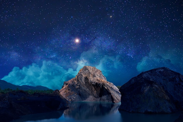 Hautes montagnes avec des étoiles la nuit