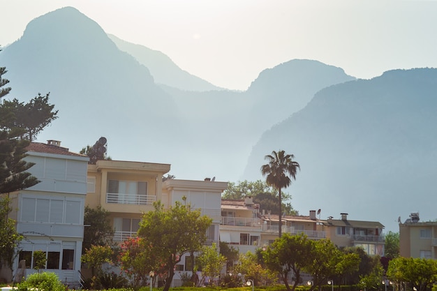 Hautes montagnes et maisons l'après-midi en été