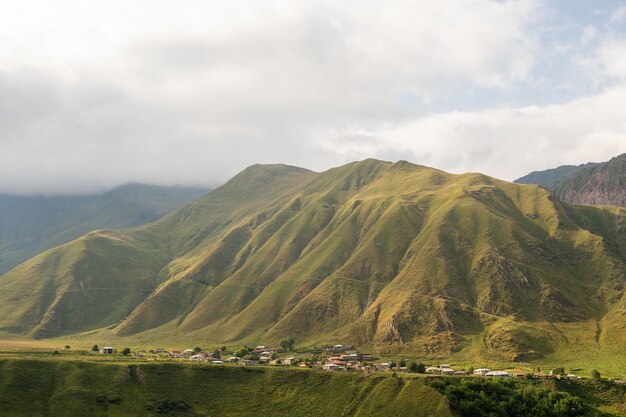 Hautes montagnes et nature sur la route militaire géorgienne Un petit village près de la montagne