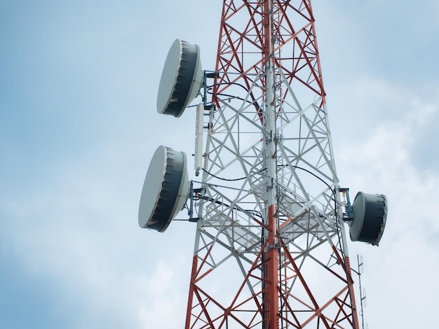Photo les hautes tours sont équipées d'antennes de téléphonie mobile 5g ou 4g et de diverses applications de communication