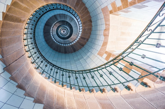 Photo les hauts escaliers du phare de l'île vierge en grande-bretagne