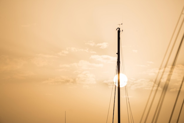 Hauts de mâts de yachts sous le ciel de Larnaca au lever du soleil au coucher du soleil avec un fond de ciel rose