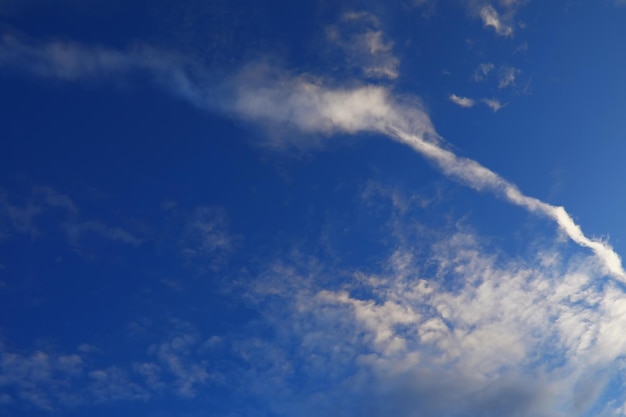 Hauts nuages dans le ciel d'été Fond de ciel Observations météorologiques du ciel