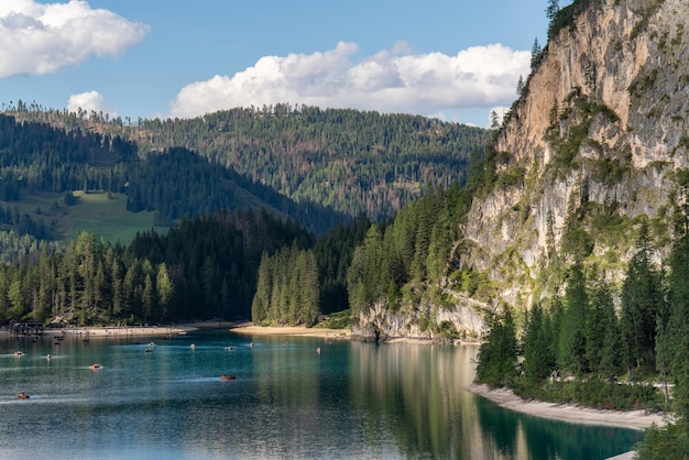 Hauts rochers Alpes en Italie Tyrol du Sud Dolomites Paysage verdoyant avec des pierres et des arbres Chemins dans les montagnes Voyage Lieux touristiques Belle nature Nuages bleus