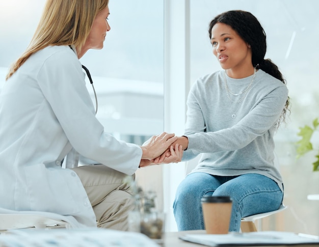 Hé, ça va aller Photo d'un médecin mature et de sa patiente discutant de ses derniers résultats dans la salle d'attente