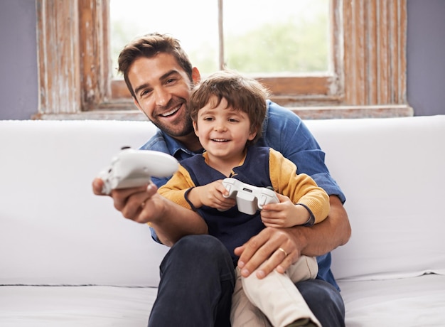 Hé c'est de la triche Un beau père et son mignon fils jouent ensemble à un jeu vidéo