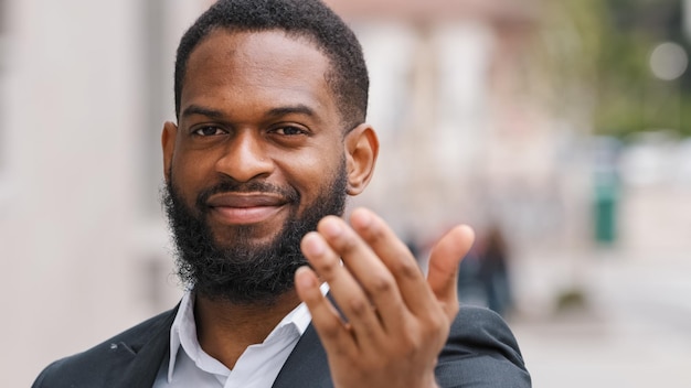 Headshot ethnique afro-américain entrepreneur employeur homme directeur des ressources humaines PDG homme d'affaires inviter à venir accueillant geste de la main invitant le candidat à l'invitation à un entretien d'embauche signer dans la ville à l'extérieur