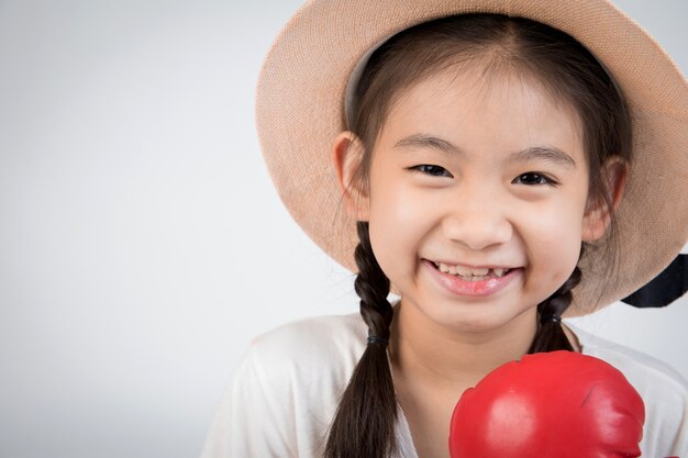 Headshot Portrait d&#39;une jolie fille mignonne souriante regardant la caméra.