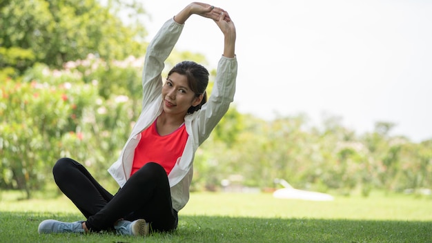 Healty Jeune femme exercice d'entraînement avant la course ou la séance d'entraînement de remise en forme dans City Park Healthy