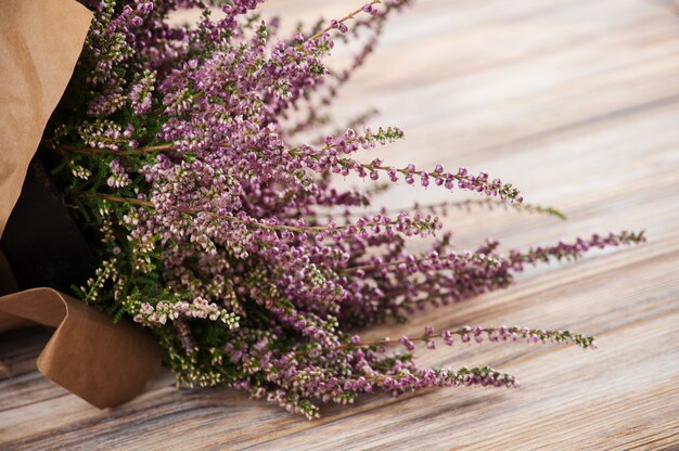 Heather rose sur table en bois