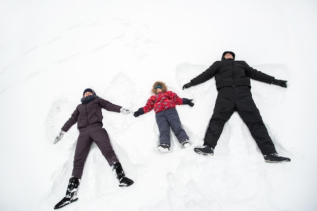 Héhé, allongé dans la neige