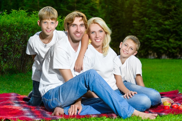 Héhé, allongé sur l'herbe en été