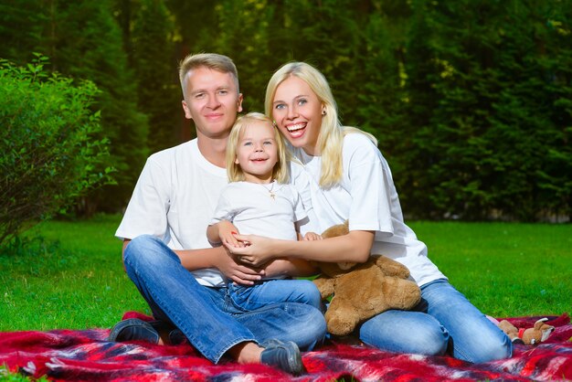 Héhé, allongé sur l'herbe en été