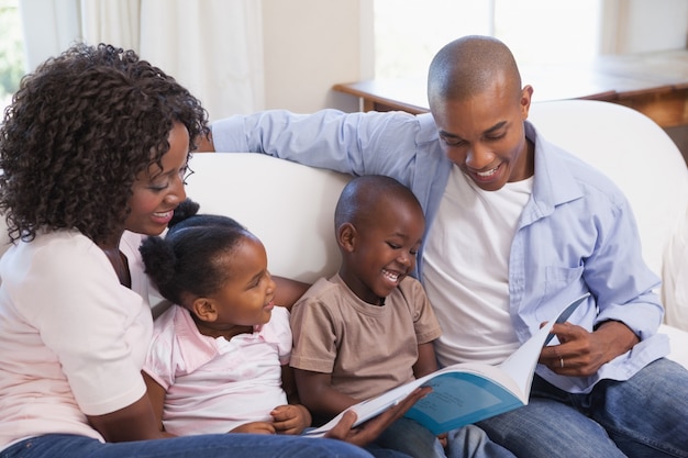 Héhé, assis sur le canapé ensemble livre de lecture