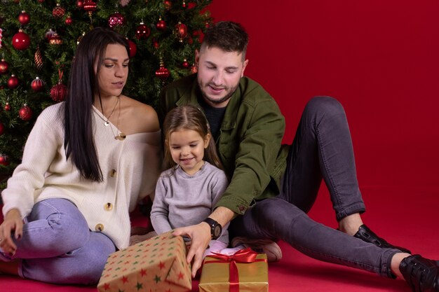 Héhé, assis à côté d'un arbre de Noël